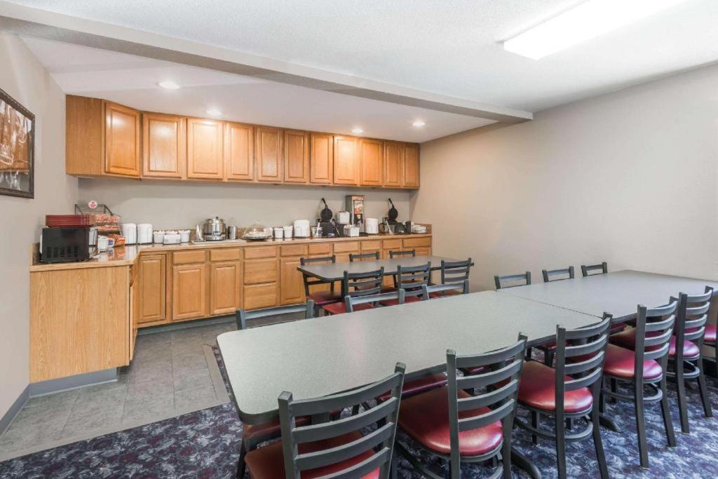 Super 8 By Wyndham Beloit Hotel Luaran gambar